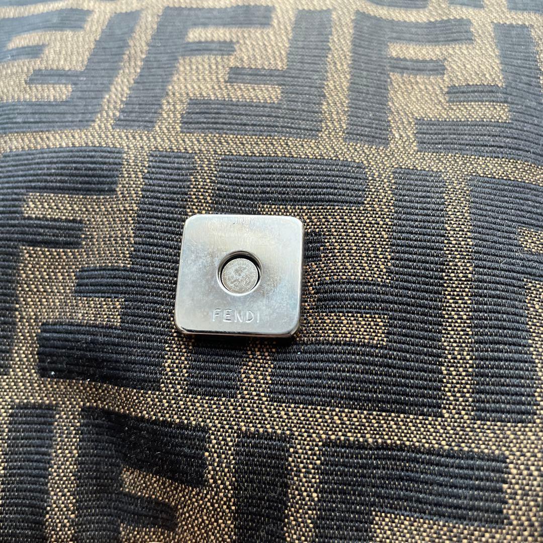 希少ロゴキャンバスショルダーバッグ　FENDIフェンデズッカ柄マンマバケット