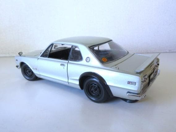 特価 京商 (1/18) 昭和の名車 愛のスカイライン GT-R ライト点灯
