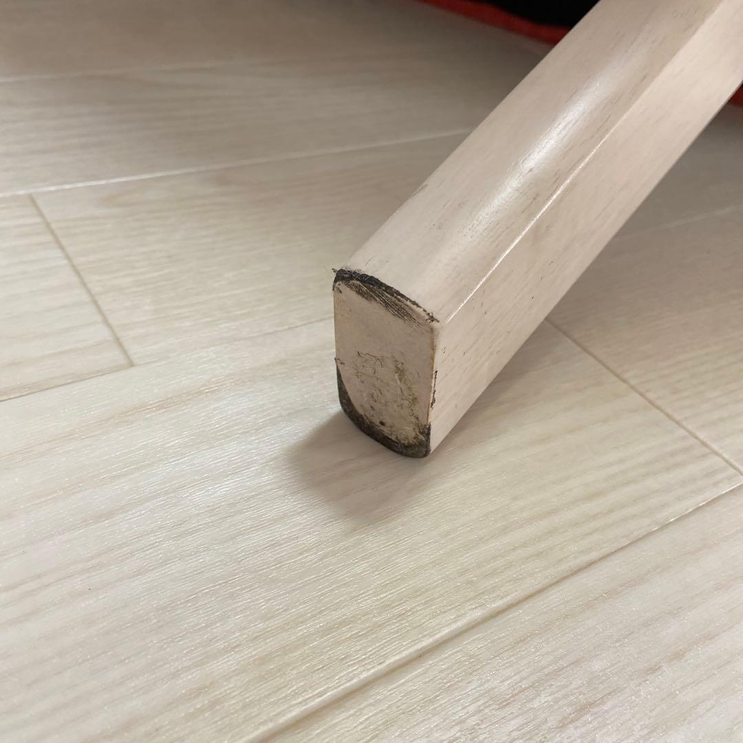 オレンジ色の2人掛けソファ