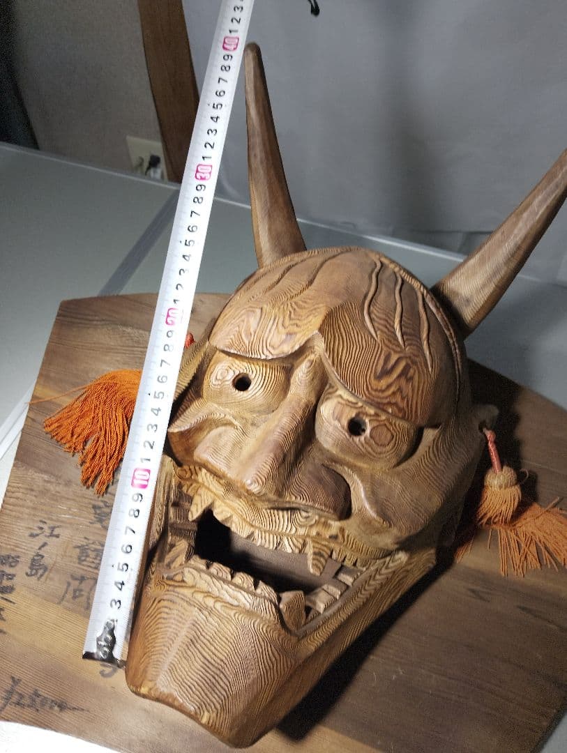 般若の面（台座付き）大迫力