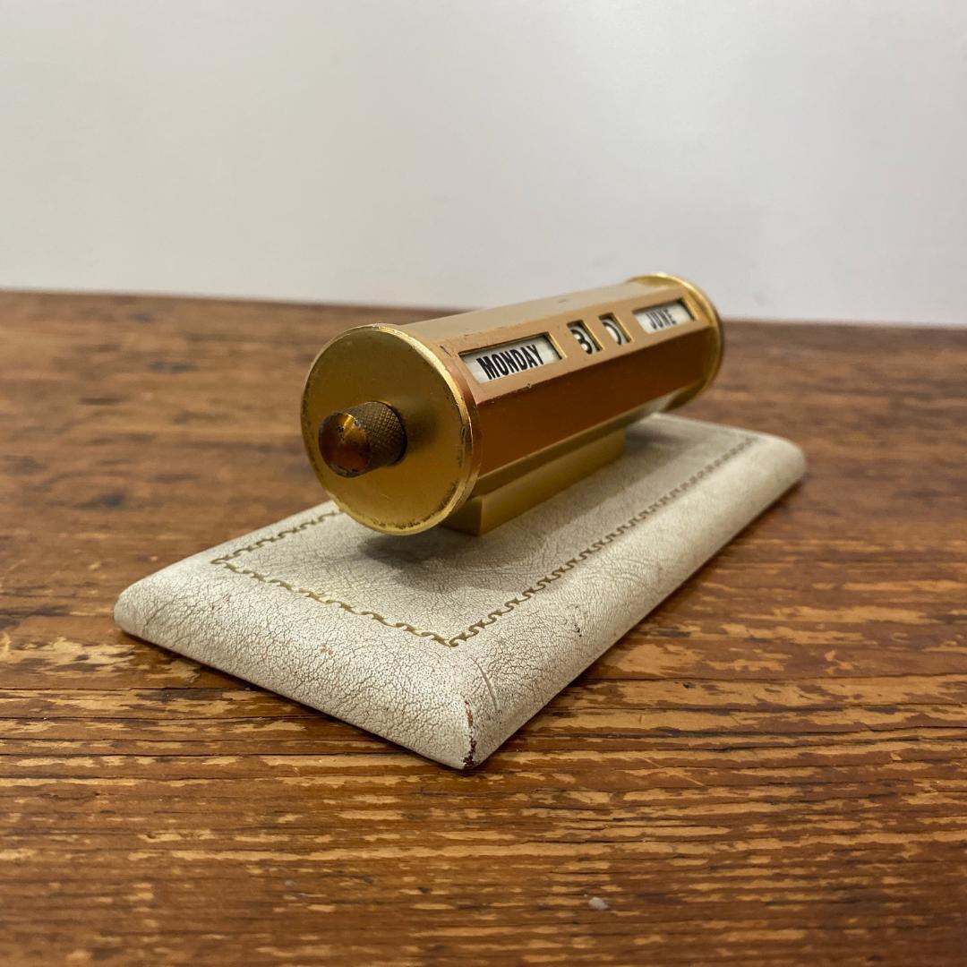 英国 イギリス製 アンティーク 回転式 卓上 カレンダー ゴールド レザー台座