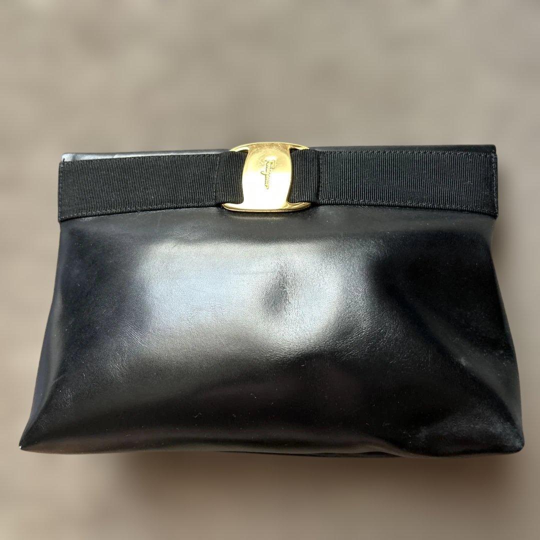 ブラックレザー クラッチバッグ ゴールド金具　 フェラガモ