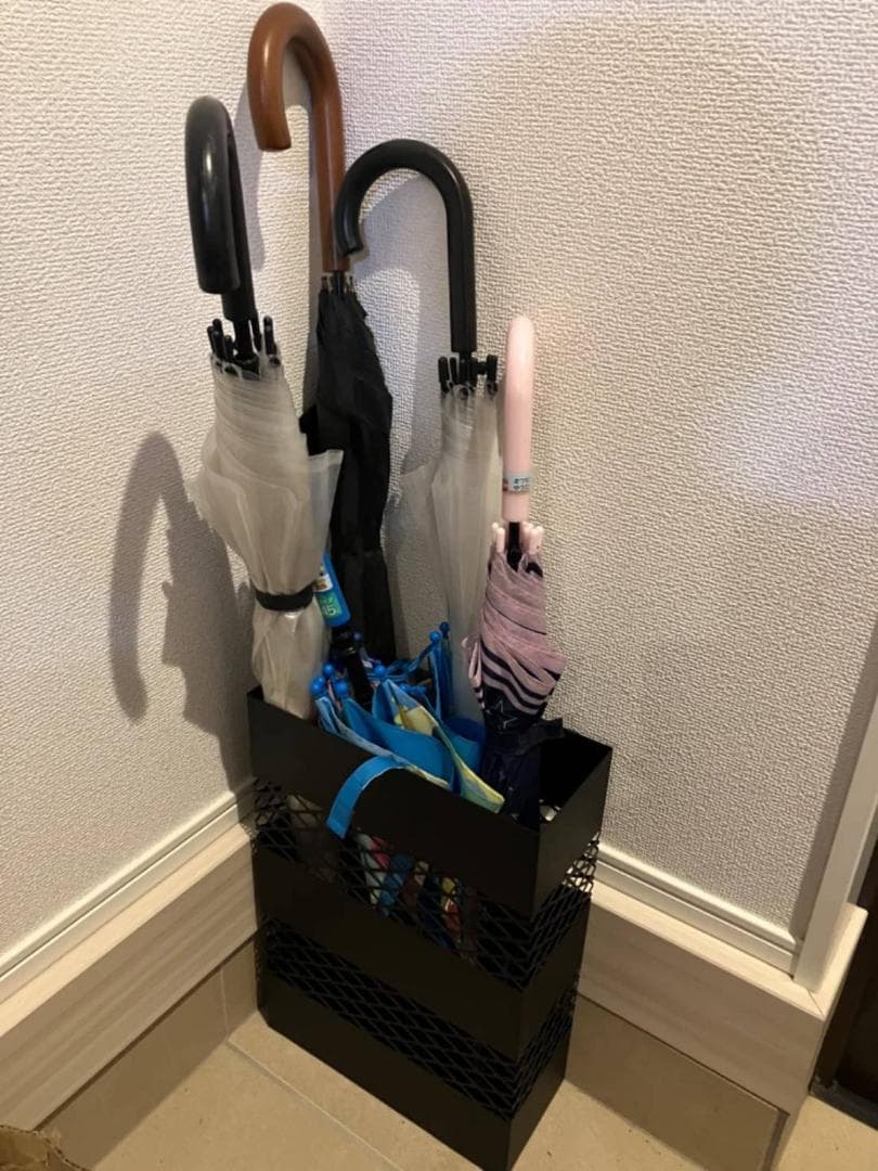 メタル製のスリムでおしゃれな傘立て、水受け皿付きで便利